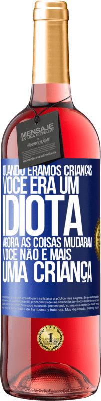 Envio grátis | Vinho rosé Edição ROSÉ Quando éramos crianças, você era um idiota. Agora as coisas mudaram. Você não é mais uma criança Etiqueta Azul. Etiqueta personalizável Vinho jovem Colheita 2023 Tempranillo