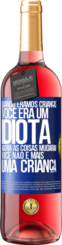 29,95 € Envio grátis | Vinho rosé Edição ROSÉ Quando éramos crianças, você era um idiota. Agora as coisas mudaram. Você não é mais uma criança Etiqueta Azul. Etiqueta personalizável Vinho jovem Colheita 2025 Tempranillo