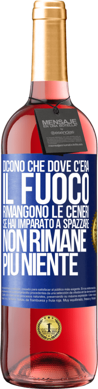 29,95 € | Vino rosato Edizione ROSÉ Dicono che dove c'era il fuoco rimangono le ceneri. Se hai imparato a spazzare, non rimane più niente Etichetta Blu. Etichetta personalizzabile Vino giovane Raccogliere 2023 Tempranillo