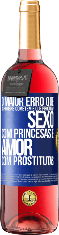 Envio grátis | Vinho rosé Edição ROSÉ O maior erro que os homens cometem é que procuram sexo com princesas e amor com prostitutas Etiqueta Azul. Etiqueta personalizável Vinho jovem Colheita 2023 Tempranillo