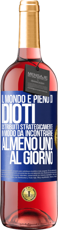 Spedizione Gratuita | Vino rosato Edizione ROSÉ Il mondo è pieno di idioti distribuiti strategicamente in modo da incontrarne almeno uno al giorno Etichetta Blu. Etichetta personalizzabile Vino giovane Raccogliere 2023 Tempranillo