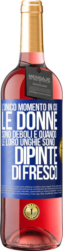 Spedizione Gratuita | Vino rosato Edizione ROSÉ L'unico momento in cui le donne sono deboli è quando le loro unghie sono dipinte di fresco Etichetta Blu. Etichetta personalizzabile Vino giovane Raccogliere 2023 Tempranillo