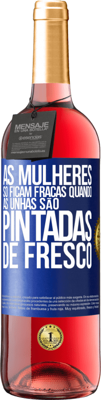 Envio grátis | Vinho rosé Edição ROSÉ As mulheres só ficam fracas quando as unhas são pintadas de fresco Etiqueta Azul. Etiqueta personalizável Vinho jovem Colheita 2023 Tempranillo