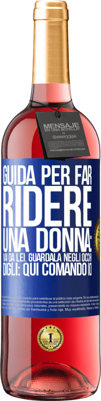 Spedizione Gratuita | Vino rosato Edizione ROSÉ Guida per far ridere una donna: vai da lei. Guardala negli occhi. Digli: qui comando io Etichetta Blu. Etichetta personalizzabile Vino giovane Raccogliere 2023 Tempranillo