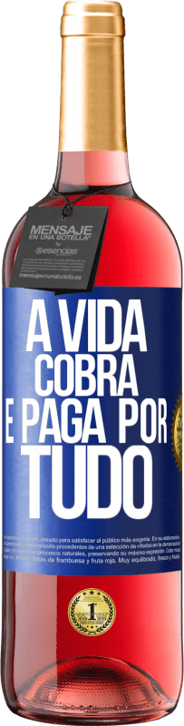 Envio grátis | Vinho rosé Edição ROSÉ A vida cobra e paga por tudo Etiqueta Azul. Etiqueta personalizável Vinho jovem Colheita 2023 Tempranillo