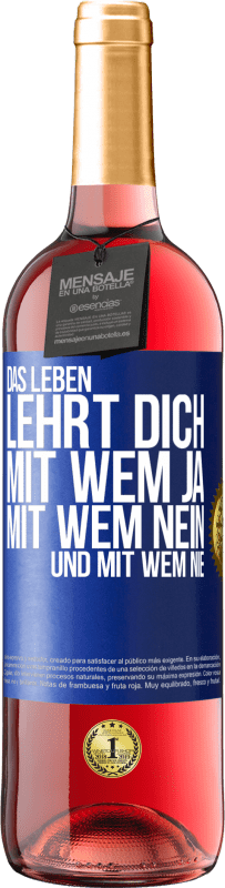 Kostenloser Versand | Roséwein ROSÉ Ausgabe Das Leben lehrt dich, mit wem ja, mit wem nein, und mit wem nie Blaue Markierung. Anpassbares Etikett Junger Wein Ernte 2023 Tempranillo