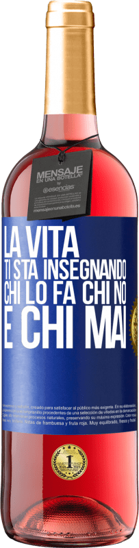 29,95 € Spedizione Gratuita | Vino rosato Edizione ROSÉ La vita ti sta insegnando chi lo fa, chi no e chi mai Etichetta Blu. Etichetta personalizzabile Vino giovane Raccogliere 2025 Tempranillo