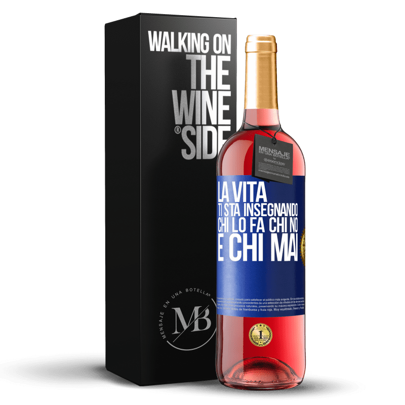 29,95 € Spedizione Gratuita | Vino rosato Edizione ROSÉ La vita ti sta insegnando chi lo fa, chi no e chi mai Etichetta Blu. Etichetta personalizzabile Vino giovane Raccogliere 2025 Tempranillo