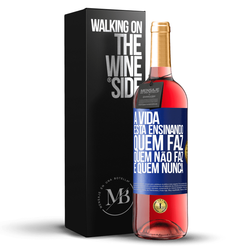 29,95 € Envio grátis | Vinho rosé Edição ROSÉ A vida está ensinando quem faz, quem não faz e quem nunca Etiqueta Azul. Etiqueta personalizável Vinho jovem Colheita 2023 Tempranillo