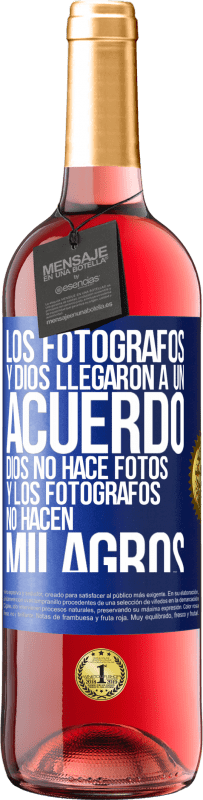 Envío gratis | Vino Rosado Edición ROSÉ Los fotógrafos y Dios llegaron a un acuerdo. Dios no hace fotos y los fotógrafos no hacen milagros Etiqueta Azul. Etiqueta personalizable Vino joven Cosecha 2023 Tempranillo