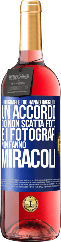 29,95 € Spedizione Gratuita | Vino rosato Edizione ROSÉ I fotografi e Dio hanno raggiunto un accordo. Dio non scatta foto e i fotografi non fanno miracoli Etichetta Blu. Etichetta personalizzabile Vino giovane Raccogliere 2025 Tempranillo