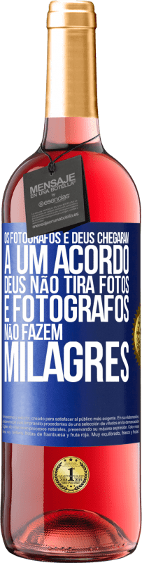 Envio grátis | Vinho rosé Edição ROSÉ Os fotógrafos e Deus chegaram a um acordo. Deus não tira fotos e fotógrafos não fazem milagres Etiqueta Azul. Etiqueta personalizável Vinho jovem Colheita 2023 Tempranillo