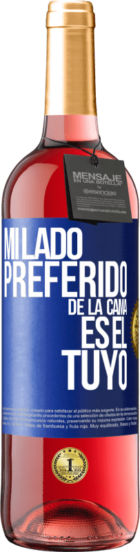 Envío gratis | Vino Rosado Edición ROSÉ Mi lado preferido de la cama es el tuyo Etiqueta Azul. Etiqueta personalizable Vino joven Cosecha 2023 Tempranillo