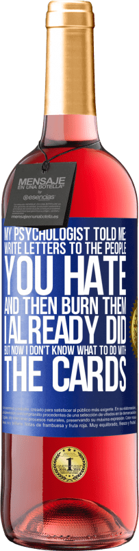29,95 € 送料無料 | ロゼワイン ROSÉエディション 私の心理学者は私に言った：あなたが嫌いな人に手紙を書いて、それから彼らを燃やす。すでにやったけど、今はカードをどうしたらいいのかわからない 青いタグ. カスタマイズ可能なラベル 若いワイン 収穫 2025 Tempranillo