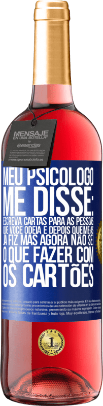 29,95 € | Vinho rosé Edição ROSÉ Meu psicólogo me disse: escreva cartas para as pessoas que você odeia e depois queime-as. Já fiz, mas agora não sei o que Etiqueta Azul. Etiqueta personalizável Vinho jovem Colheita 2023 Tempranillo