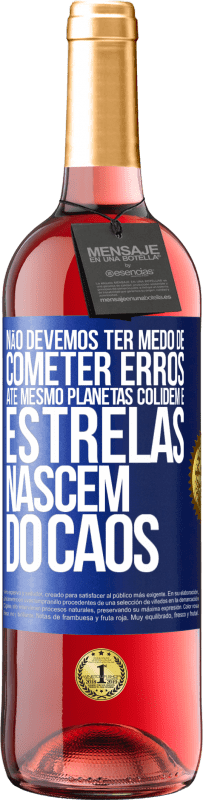 29,95 € Envio grátis | Vinho rosé Edição ROSÉ Não devemos ter medo de cometer erros, até mesmo planetas colidem e estrelas nascem do caos Etiqueta Azul. Etiqueta personalizável Vinho jovem Colheita 2025 Tempranillo