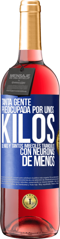 29,95 € Envío gratis | Vino Rosado Edición ROSÉ Tanta gente preocupada por unos kilos de más y tantos imbéciles tranquilos con neuronas de menos Etiqueta Azul. Etiqueta personalizable Vino joven Cosecha 2025 Tempranillo