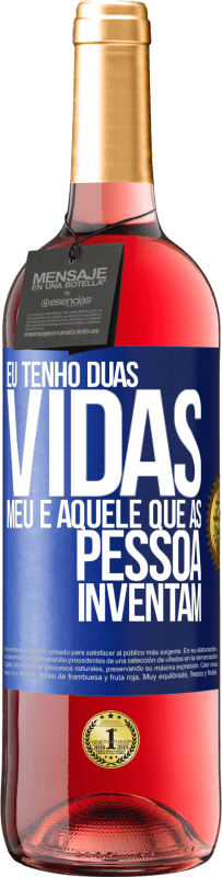 Envio grátis | Vinho rosé Edição ROSÉ Eu tenho duas vidas. Meu e aquele que as pessoas inventam Etiqueta Azul. Etiqueta personalizável Vinho jovem Colheita 2023 Tempranillo