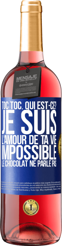 Envoi gratuit | Vin rosé Édition ROSÉ Toc Toc. Qui est-ce? Je suis l'amour de ta vie. Impossible, le chocolat ne parle pas Étiquette Bleue. Étiquette personnalisable Vin jeune Récolte 2023 Tempranillo