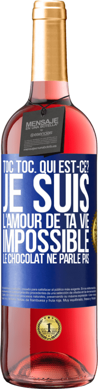 29,95 € | Vin rosé Édition ROSÉ Toc Toc. Qui est-ce? Je suis l'amour de ta vie. Impossible, le chocolat ne parle pas Étiquette Bleue. Étiquette personnalisable Vin jeune Récolte 2025 Tempranillo