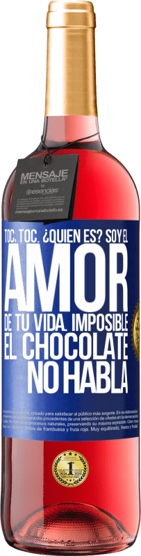 Envío gratis | Vino Rosado Edición ROSÉ Toc, toc. ¿Quién es? Soy el amor de tu vida. Imposible, el chocolate no habla Etiqueta Azul. Etiqueta personalizable Vino joven Cosecha 2023 Tempranillo