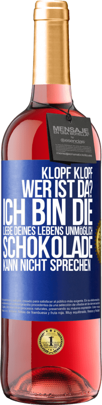 Kostenloser Versand | Roséwein ROSÉ Ausgabe Klopf klopf. Wer ist da? Ich bin die Liebe deines Lebens. Unmöglich, Schokolade kann nicht sprechen Blaue Markierung. Anpassbares Etikett Junger Wein Ernte 2023 Tempranillo