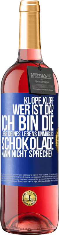 29,95 € | Roséwein ROSÉ Ausgabe Klopf klopf. Wer ist da? Ich bin die Liebe deines Lebens. Unmöglich, Schokolade kann nicht sprechen Blaue Markierung. Anpassbares Etikett Junger Wein Ernte 2025 Tempranillo