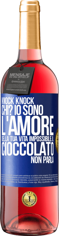 Spedizione Gratuita | Vino rosato Edizione ROSÉ Knock Knock. Chi? Io sono l'amore della tua vita Impossibile, il cioccolato non parla Etichetta Blu. Etichetta personalizzabile Vino giovane Raccogliere 2023 Tempranillo