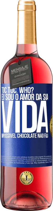 Envio grátis | Vinho rosé Edição ROSÉ TOC Toc. Who? Eu sou o amor da sua vida. Impossível chocolate não fala Etiqueta Azul. Etiqueta personalizável Vinho jovem Colheita 2023 Tempranillo