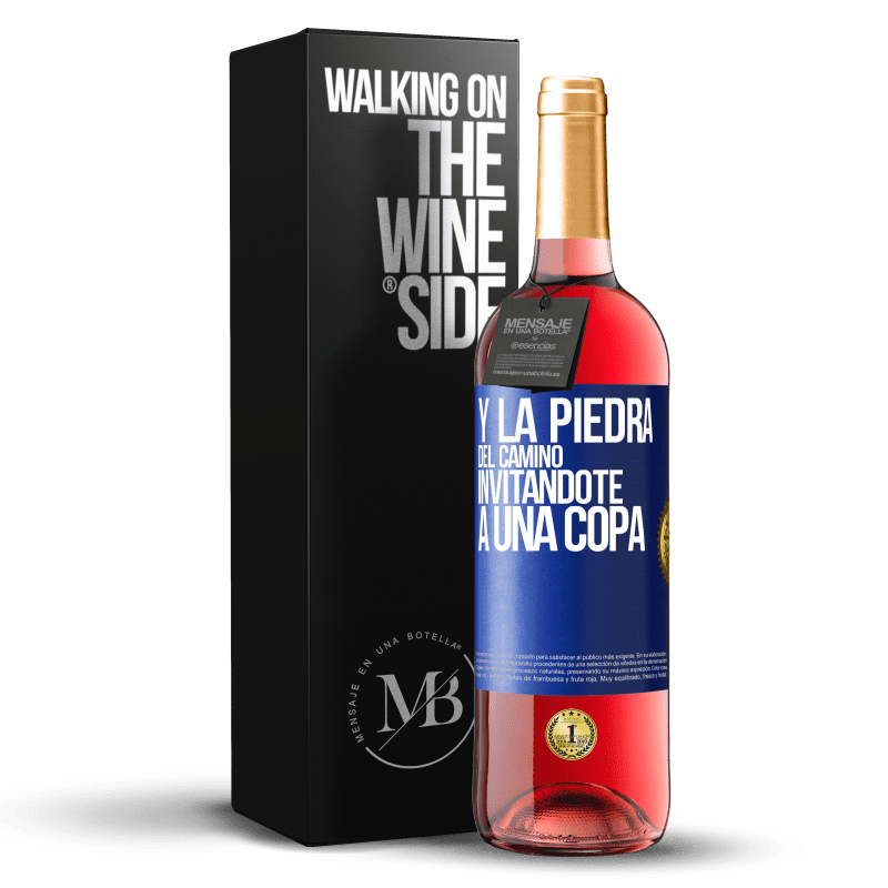 29,95 € Envío gratis | Vino Rosado Edición ROSÉ Y la piedra del camino invitándote a una copa Etiqueta Azul. Etiqueta personalizable Vino joven Cosecha 2023 Tempranillo