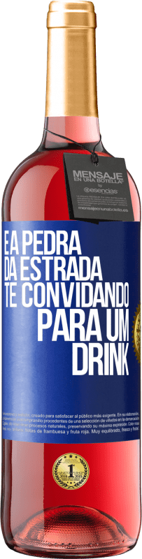 Envio grátis | Vinho rosé Edição ROSÉ E a pedra da estrada te convidando para um drink Etiqueta Azul. Etiqueta personalizável Vinho jovem Colheita 2023 Tempranillo