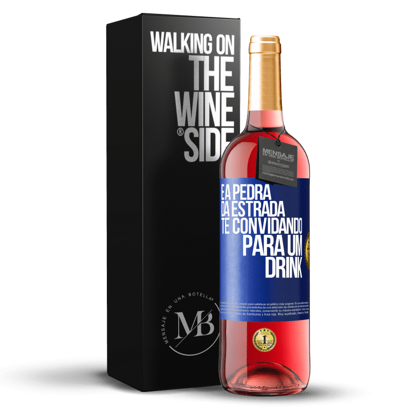 29,95 € Envio grátis | Vinho rosé Edição ROSÉ E a pedra da estrada te convidando para um drink Etiqueta Azul. Etiqueta personalizável Vinho jovem Colheita 2023 Tempranillo