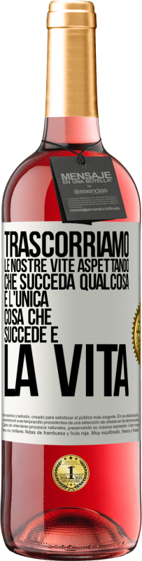 29,95 € Spedizione Gratuita | Vino rosato Edizione ROSÉ Trascorriamo le nostre vite aspettando che succeda qualcosa e l'unica cosa che succede è la vita Etichetta Bianca. Etichetta personalizzabile Vino giovane Raccogliere 2025 Tempranillo
