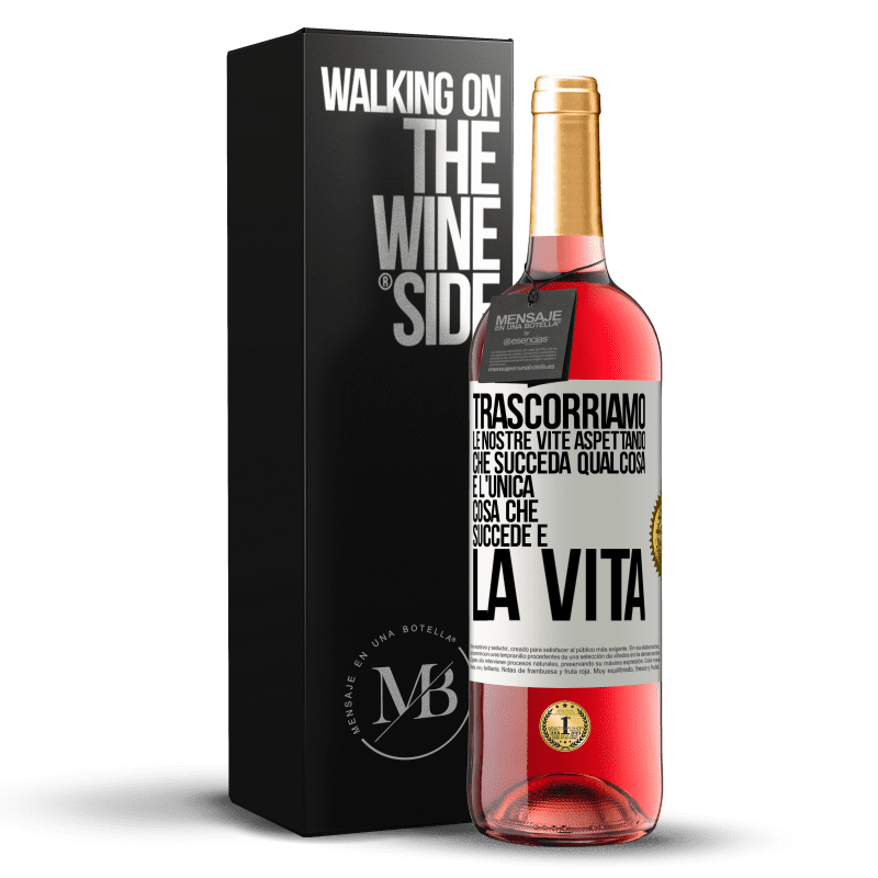 29,95 € Spedizione Gratuita | Vino rosato Edizione ROSÉ Trascorriamo le nostre vite aspettando che succeda qualcosa e l'unica cosa che succede è la vita Etichetta Bianca. Etichetta personalizzabile Vino giovane Raccogliere 2024 Tempranillo