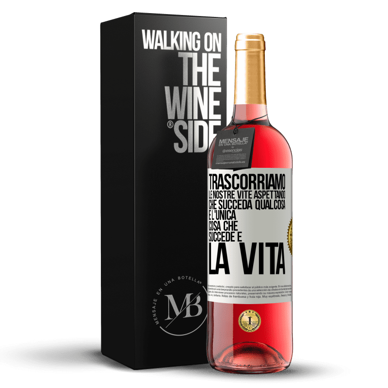 29,95 € Spedizione Gratuita | Vino rosato Edizione ROSÉ Trascorriamo le nostre vite aspettando che succeda qualcosa e l'unica cosa che succede è la vita Etichetta Bianca. Etichetta personalizzabile Vino giovane Raccogliere 2025 Tempranillo