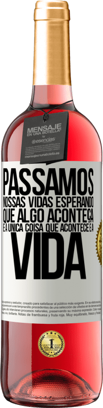 29,95 € Envio grátis | Vinho rosé Edição ROSÉ Passamos nossas vidas esperando que algo aconteça, e a única coisa que acontece é a vida Etiqueta Branca. Etiqueta personalizável Vinho jovem Colheita 2025 Tempranillo