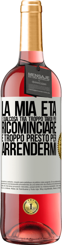 29,95 € | Vino rosato Edizione ROSÉ La mia età è qualcosa tra ... Troppo tardi per ricominciare e ... troppo presto per arrendermi Etichetta Bianca. Etichetta personalizzabile Vino giovane Raccogliere 2023 Tempranillo