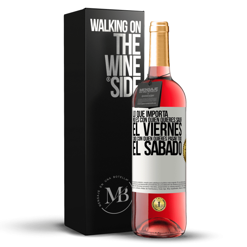 29,95 € Envío gratis | Vino Rosado Edición ROSÉ Lo que importa no es con quién quieres salir el viernes, sino con quién quieres pasar todo el sábado Etiqueta Blanca. Etiqueta personalizable Vino joven Cosecha 2024 Tempranillo