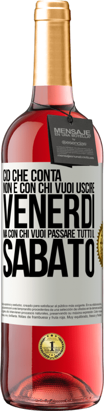 29,95 € Spedizione Gratuita | Vino rosato Edizione ROSÉ Ciò che conta non è con chi vuoi uscire venerdì, ma con chi vuoi passare tutto il sabato Etichetta Bianca. Etichetta personalizzabile Vino giovane Raccogliere 2025 Tempranillo
