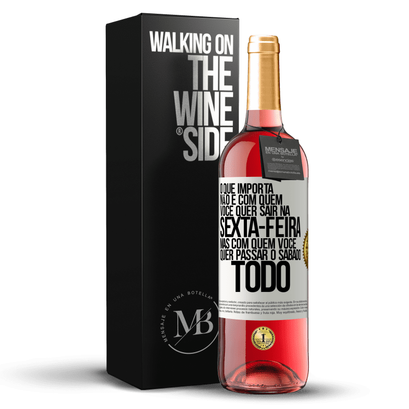 29,95 € Envio grátis | Vinho rosé Edição ROSÉ O que importa não é com quem você quer sair na sexta-feira, mas com quem você quer passar o sábado todo Etiqueta Branca. Etiqueta personalizável Vinho jovem Colheita 2024 Tempranillo