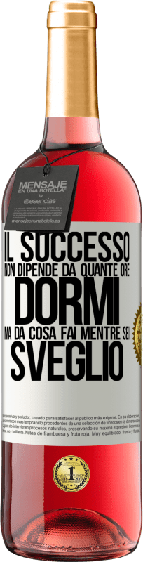 Spedizione Gratuita | Vino rosato Edizione ROSÉ Il successo non dipende da quante ore dormi, ma da cosa fai mentre sei sveglio Etichetta Bianca. Etichetta personalizzabile Vino giovane Raccogliere 2023 Tempranillo