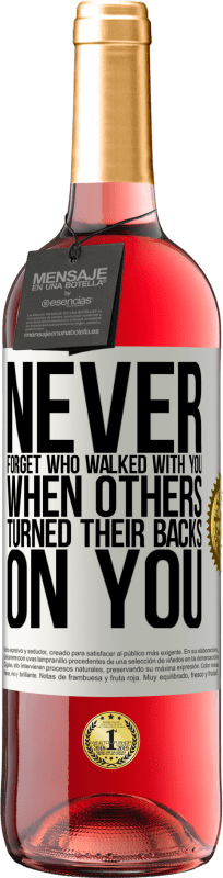 29,95 € | Rosé Wine ROSÉ Edition Never forget who walked with you when others turned their backs on you White Label. Customizable label Young wine Harvest 2023 Tempranillo