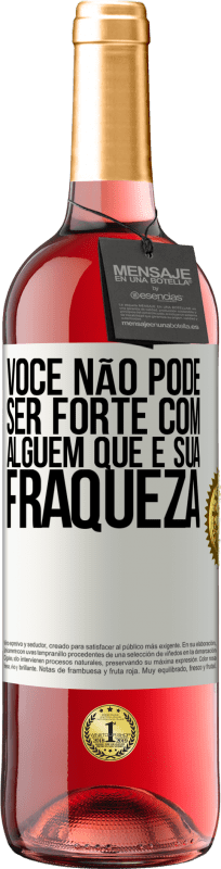 29,95 € | Vinho rosé Edição ROSÉ Você não pode ser forte com alguém que é sua fraqueza Etiqueta Branca. Etiqueta personalizável Vinho jovem Colheita 2024 Tempranillo