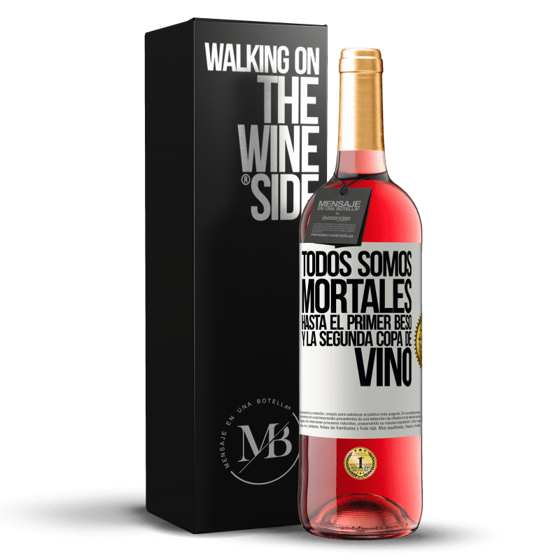 29,95 € Envío gratis | Vino Rosado Edición ROSÉ Todos somos mortales hasta el primer beso y la segunda copa de vino Etiqueta Blanca. Etiqueta personalizable Vino joven Cosecha 2024 Tempranillo