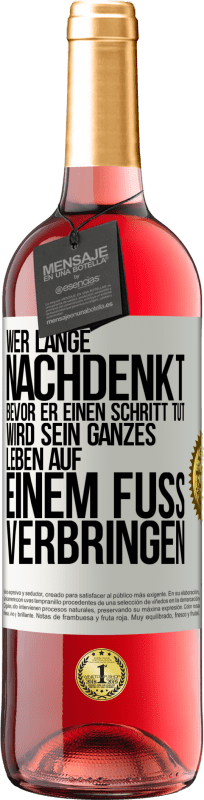 29,95 € Kostenloser Versand | Roséwein ROSÉ Ausgabe Wer lange nachdenkt, bevor er einen Schritt tut, wird sein ganzes Leben auf einem Fuß verbringen Weißes Etikett. Anpassbares Etikett Junger Wein Ernte 2024 Tempranillo