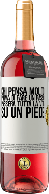 29,95 € | Vino rosato Edizione ROSÉ Chi pensa molto prima di fare un passo, passerà tutta la vita su un piede Etichetta Bianca. Etichetta personalizzabile Vino giovane Raccogliere 2024 Tempranillo