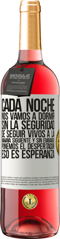 29,95 € | Vino Rosado Edición ROSÉ Cada noche nos vamos a dormir sin la seguridad de seguir vivos a la mañana siguiente y, sin embargo, ponemos el despertador Etiqueta Blanca. Etiqueta personalizable Vino joven Cosecha 2025 Tempranillo