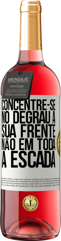 29,95 € | Vinho rosé Edição ROSÉ Concentre-se no degrau à sua frente, não em toda a escada Etiqueta Branca. Etiqueta personalizável Vinho jovem Colheita 2024 Tempranillo