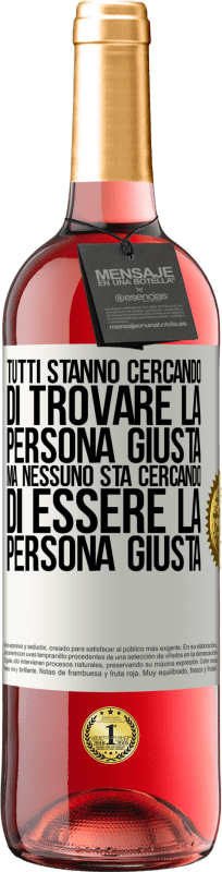 29,95 € | Vino rosato Edizione ROSÉ Tutti stanno cercando di trovare la persona giusta. Ma nessuno sta cercando di essere la persona giusta Etichetta Bianca. Etichetta personalizzabile Vino giovane Raccogliere 2024 Tempranillo