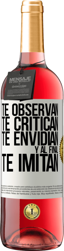 29,95 € Envío gratis | Vino Rosado Edición ROSÉ Te observan, te critican, te envidian… y al final, te imitan Etiqueta Blanca. Etiqueta personalizable Vino joven Cosecha 2025 Tempranillo